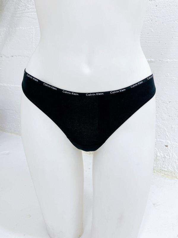 Calvin Klein Women's Signature Cotton Thong 5 Pack Panty White/Black/Grey/Red/Green QD3712-960.