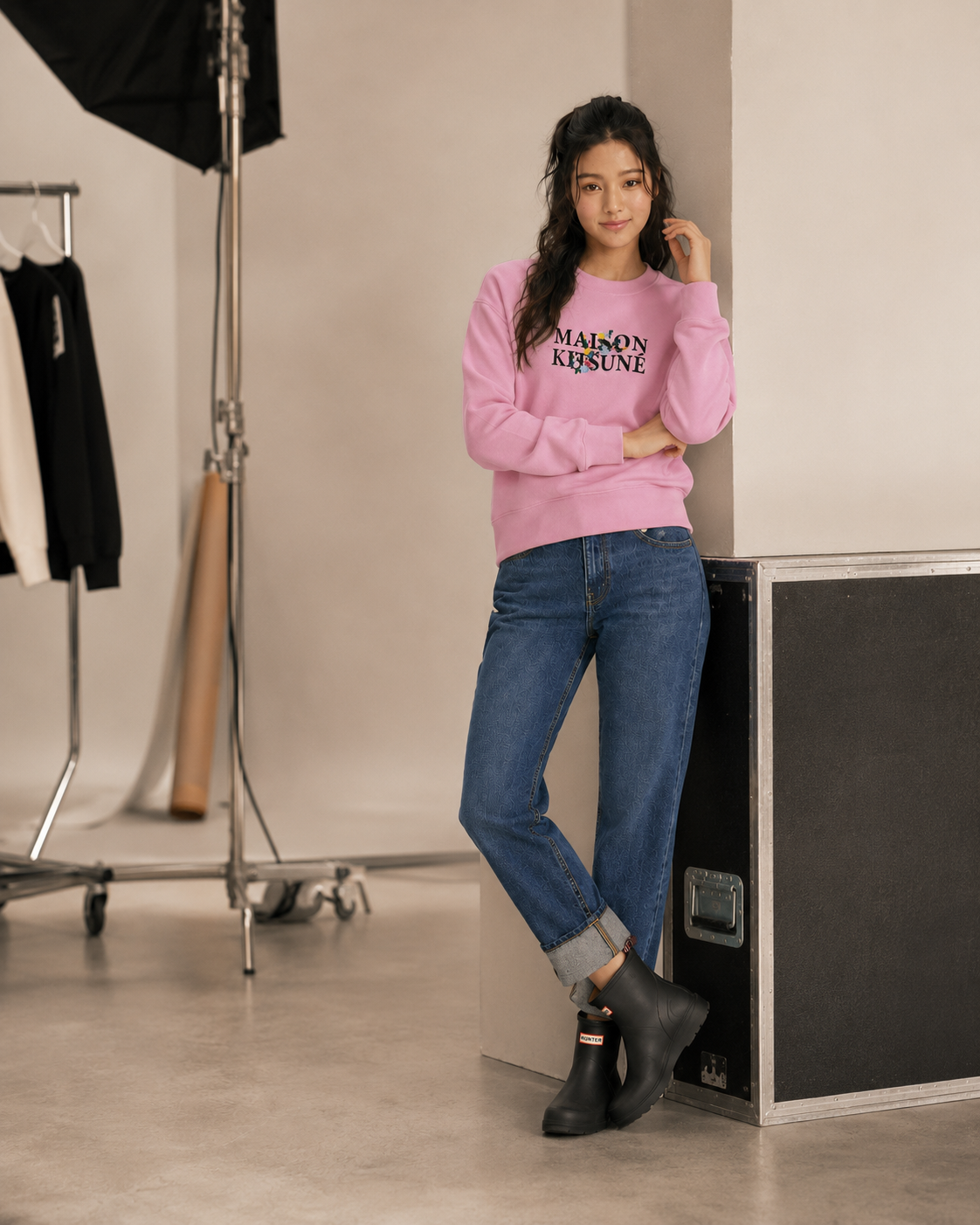 Maison Kitsune Women's Flowers Comfort Sweatshirt Pale Pink LW00305KM0307 P603