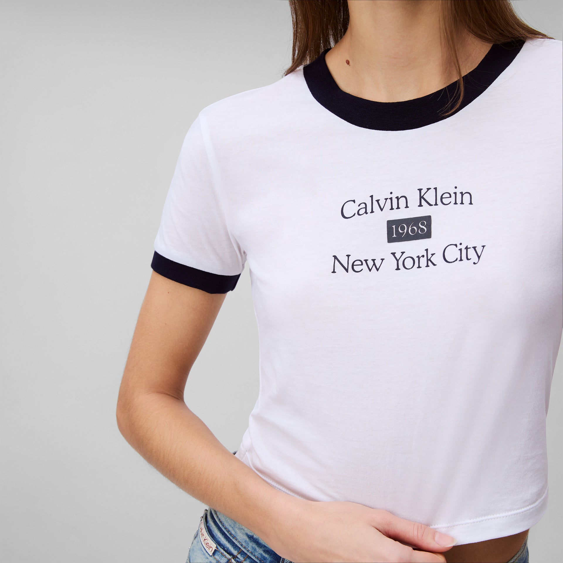 Calvin Klein Women's SS Drapey Jersey Crop T-Shirt Brilliant White/Baritone Blue 47B808G 111