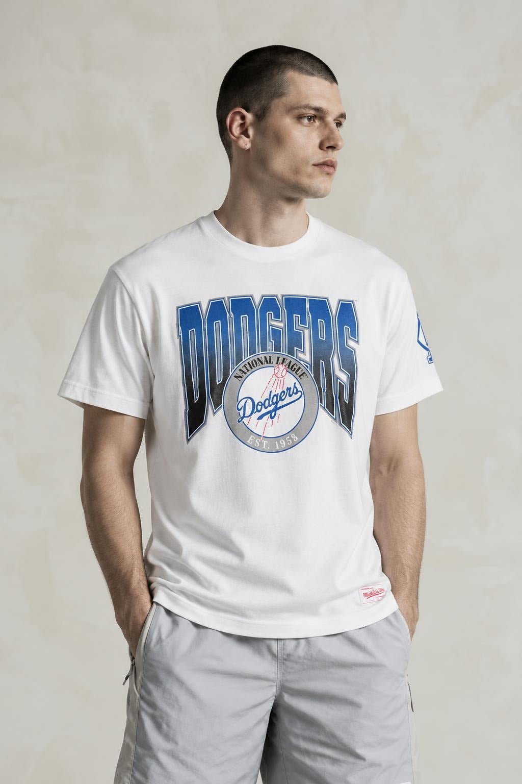 AI model photo - MITCHELL & NESS Dodgers Play By Play Traditional Tee White 4014-013-7LADYRG