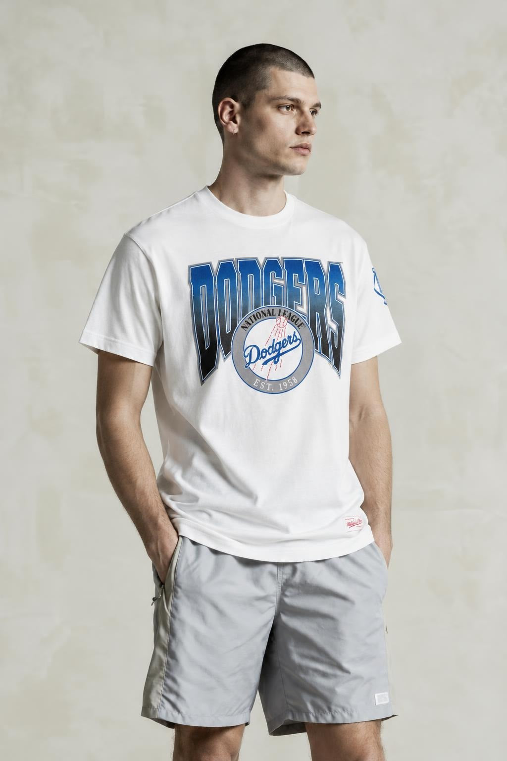 AI model photo - MITCHELL & NESS Dodgers Play By Play Traditional Tee White 4014-013-7LADYRG