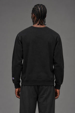 AI model photo - Champion Fleece Crew Black GF88H 586222 BKC