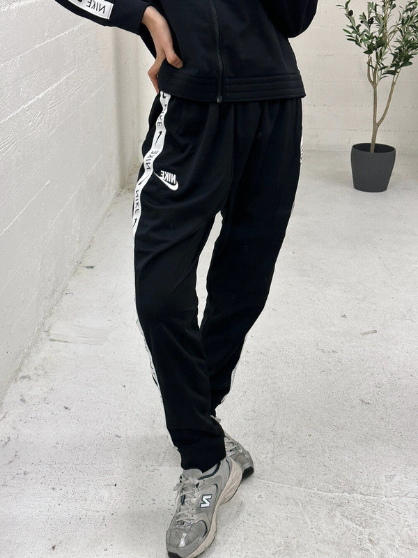 Nike Girl's Sportswear Tracksuit (Extended Size) Black/White/White DM8513 010 N4