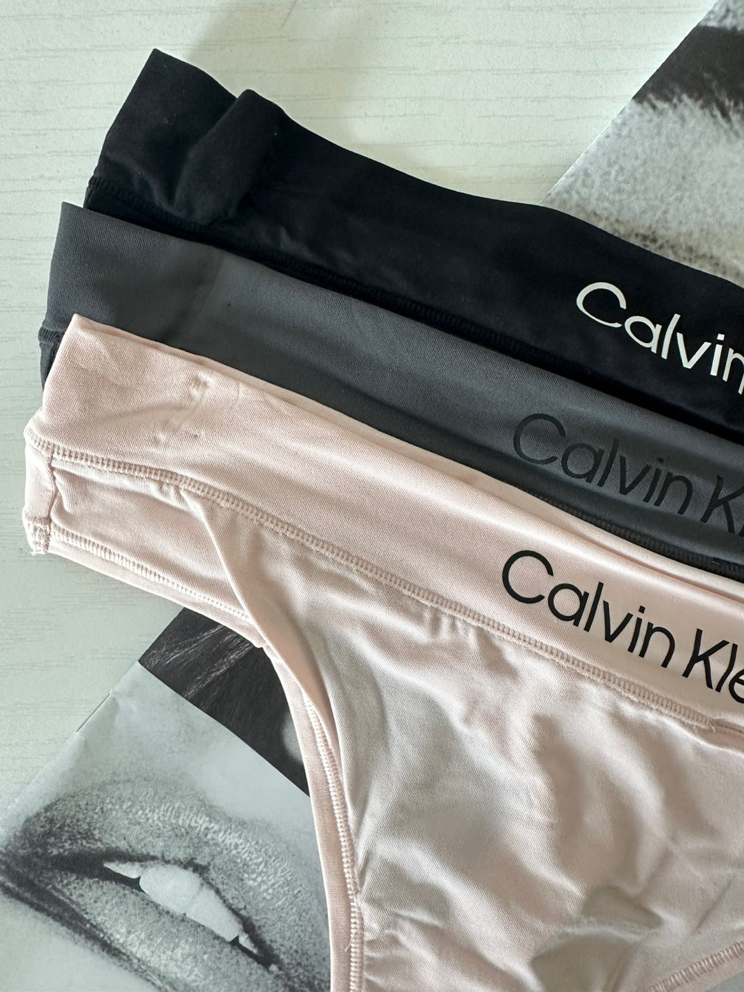 Calvin Klein Women's Thong 3PK Black / Ashford Grey / Nymph's Thigh QP3207O 002