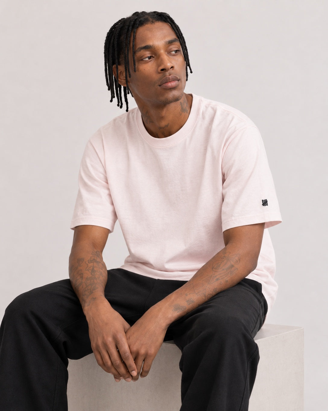 Undefeated Felt Patch Strike Tee Pink 5900874